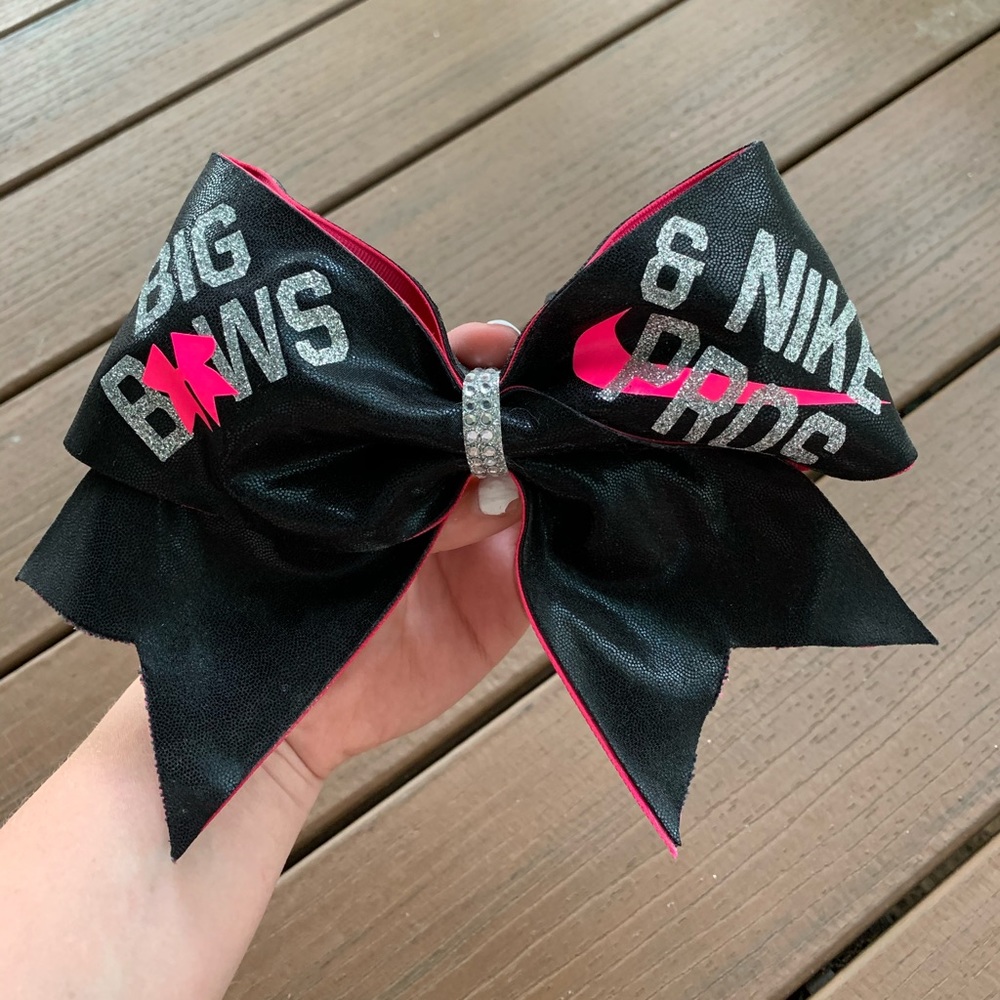 8 Cheer bows